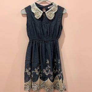 Small floral lace dress , with pearl details